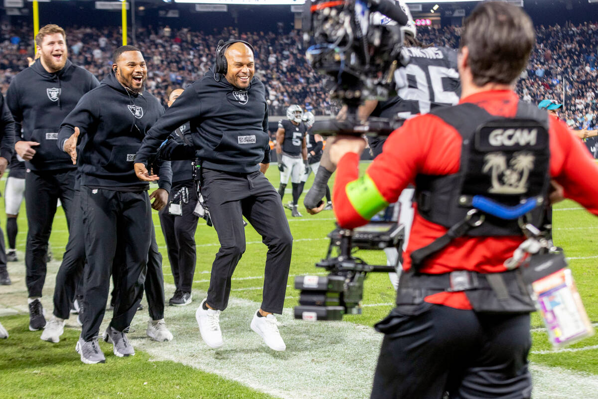 Raiders score team-record 63 points in blowout of Chargers