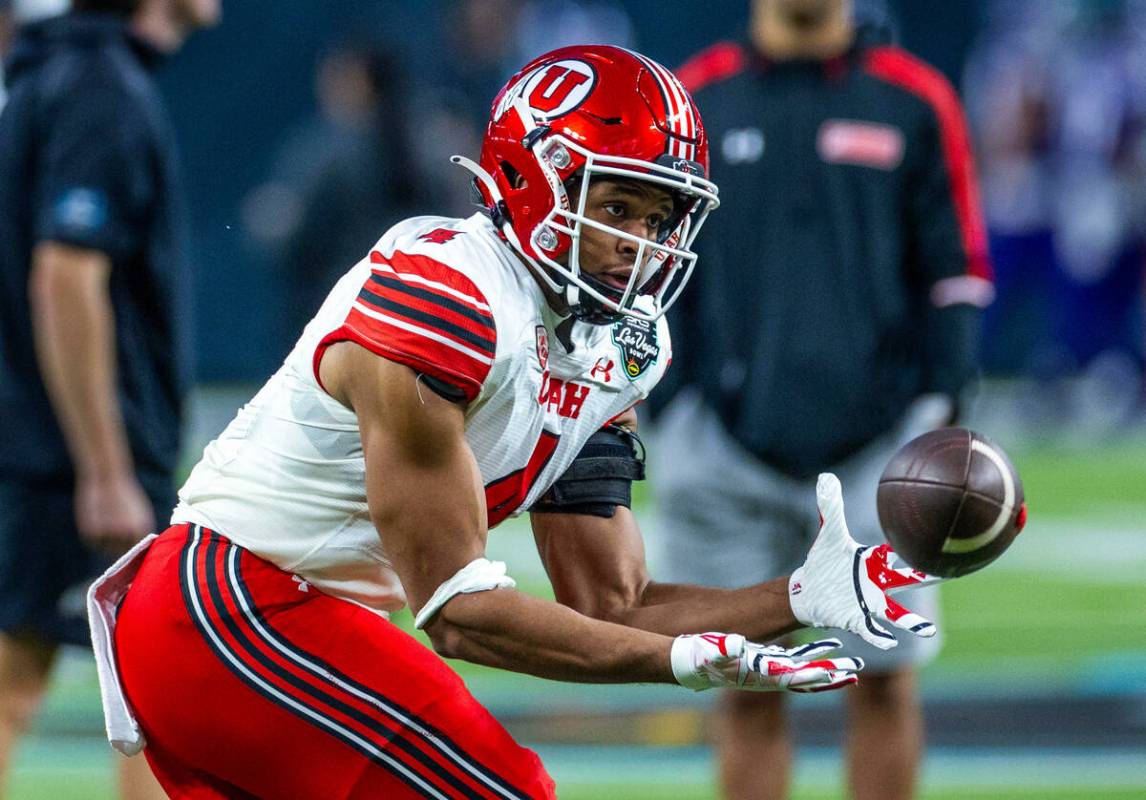 Utah Utes wide receiver Munir McClain (4) catches a pass in warmups to face Northwestern before ...