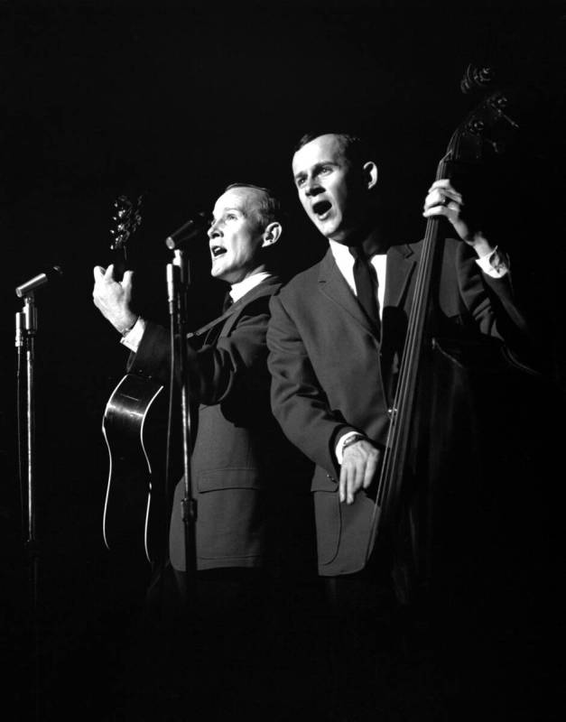 Dick Smothers e Tom Smothers no Flamingo em 21 de janeiro de 1964. (Las Vegas News Bureau)