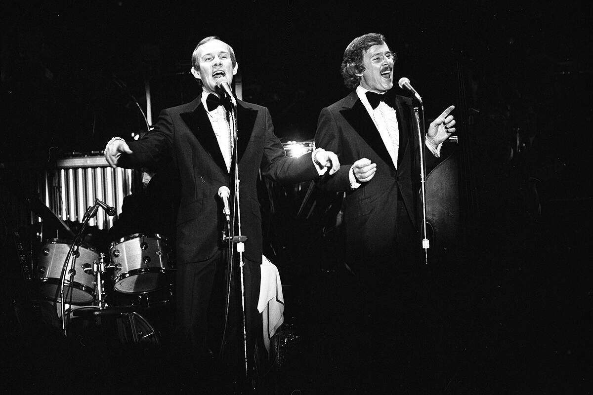 Os Smothers Brothers no palco do Riviera em 1º de maio de 1975. (David Lees/Las Vegas News Bureau)