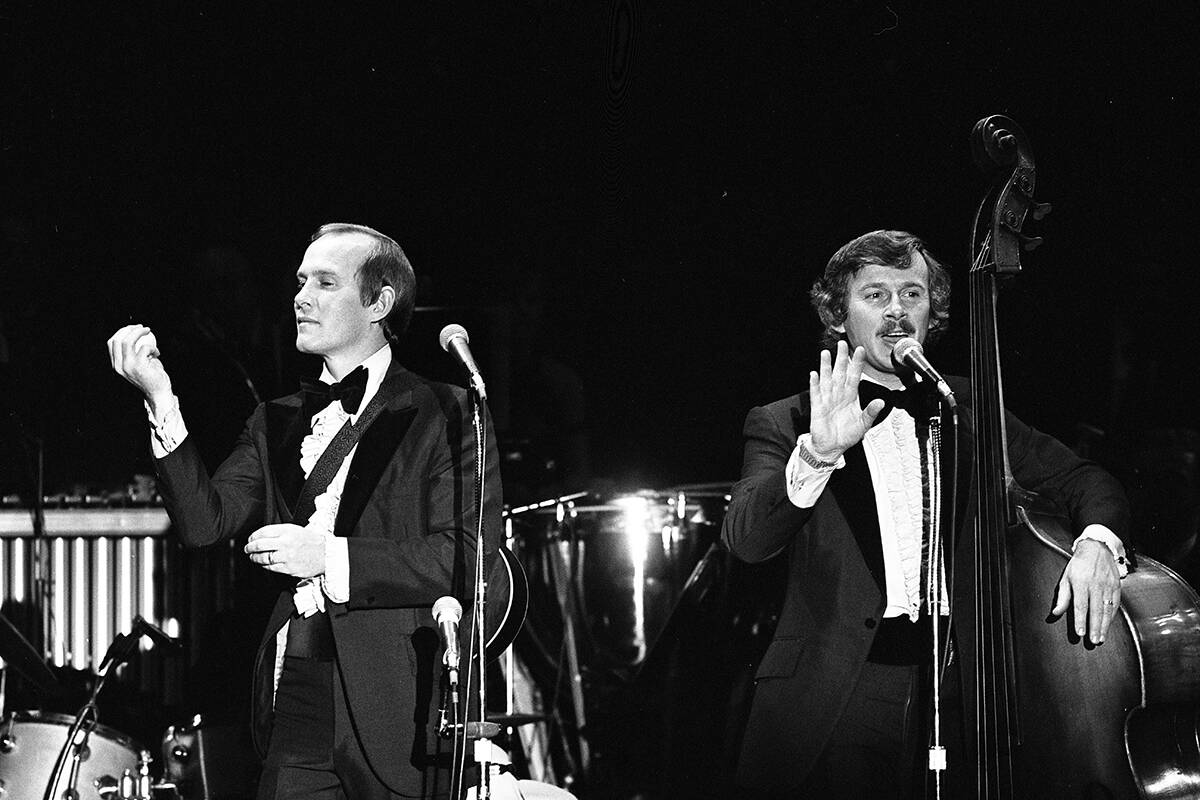 Os Smothers Brothers no palco do Riviera em 1º de maio de 1975. (David Lees/Las Vegas News Bureau)