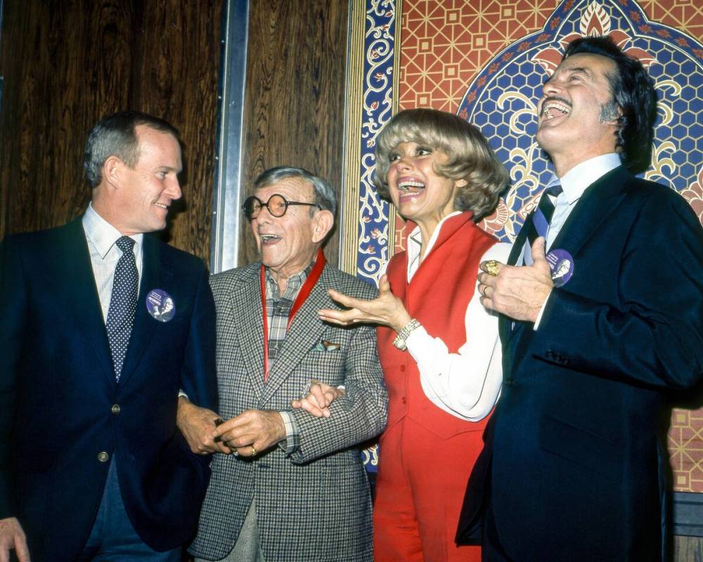 Festa de 80 anos de George Burns nos desertos de Las Vegas em 17 de fevereiro de 1983. A partir da esquerda, Tom Smith...