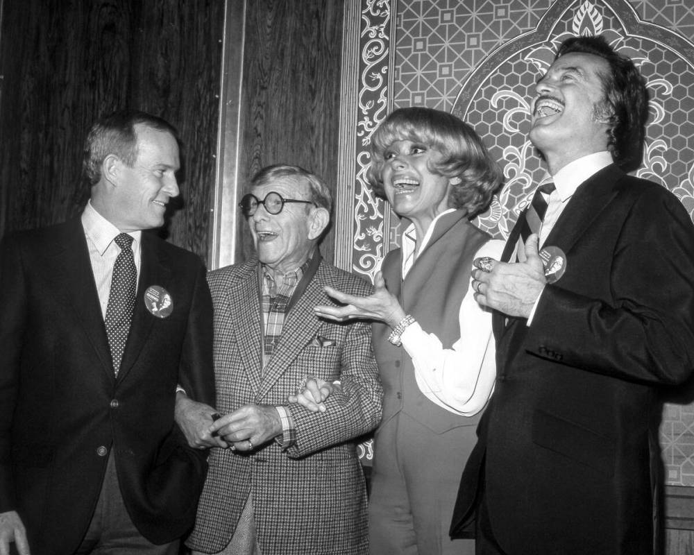 A partir da esquerda, Tom Smothers, George Burns, Carol Channing e Robert Goulet comemoram o 80º aniversário de Burns...