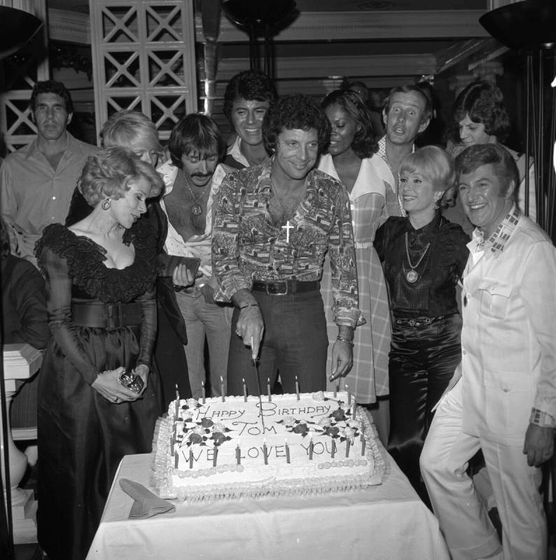 Festa de aniversário de Tom Jones no Caesars Palace com Joan Rivers, Joey Heatherton, Sonny Bono e James...