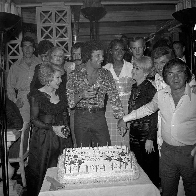 Festa de aniversário de Tom Jones no Caesars Palace com Joan Rivers, Joey Heatherton, Sonny Bono, Dion...