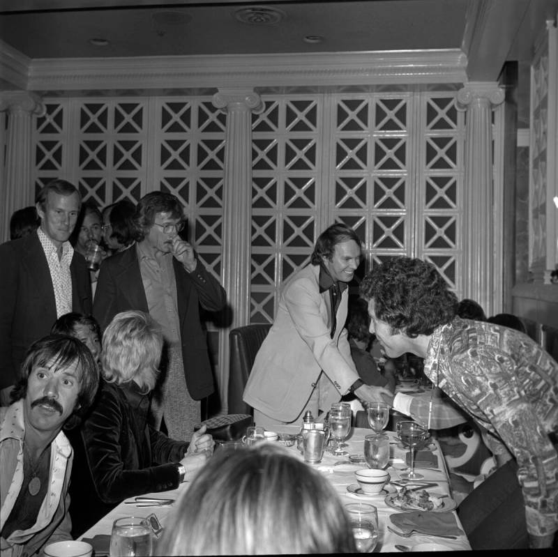 Festa de aniversário de Tom Jones no Caesars Palace em 5 de junho de 1974, com Tommy Smothers, Dick Smothers...