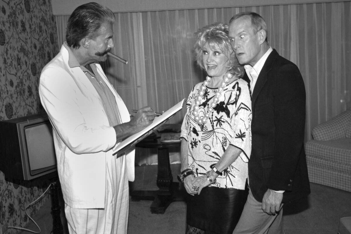 Leroy Neiman, Phyllis Diller e Tommy Smothers no deserto em 1º de julho de 1985. (Las Vegas News...