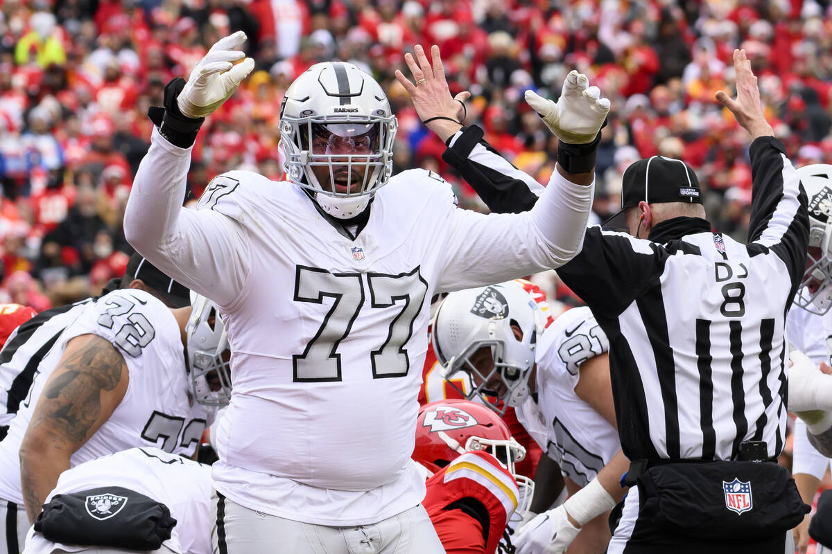 Las Vegas Raiders offensive tackle Thayer Munford Jr. (77) celebrates a two-point conversion ag ...