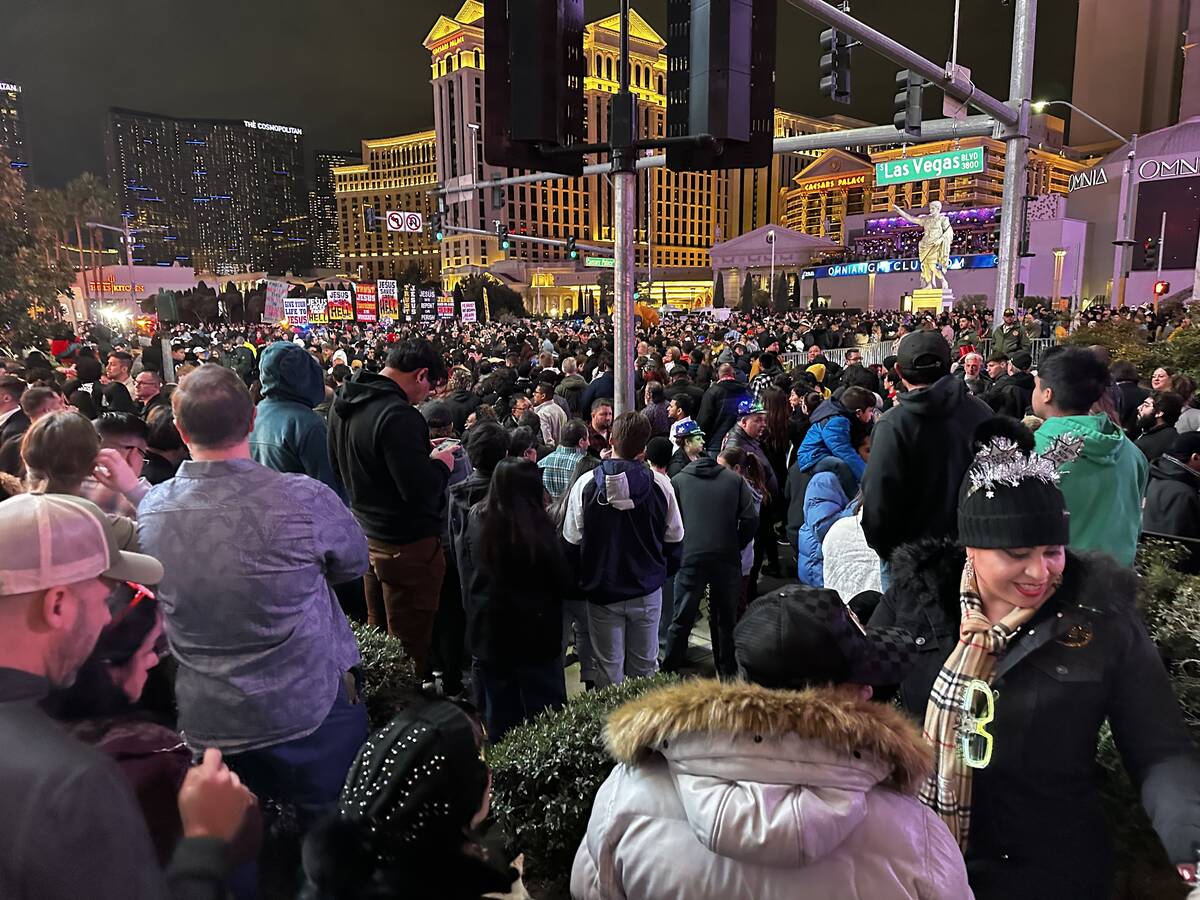Large crowds on Las Vegas Strip for New Years Eve (Sean Hemmersmeier/Las Vegas Review-Journal)