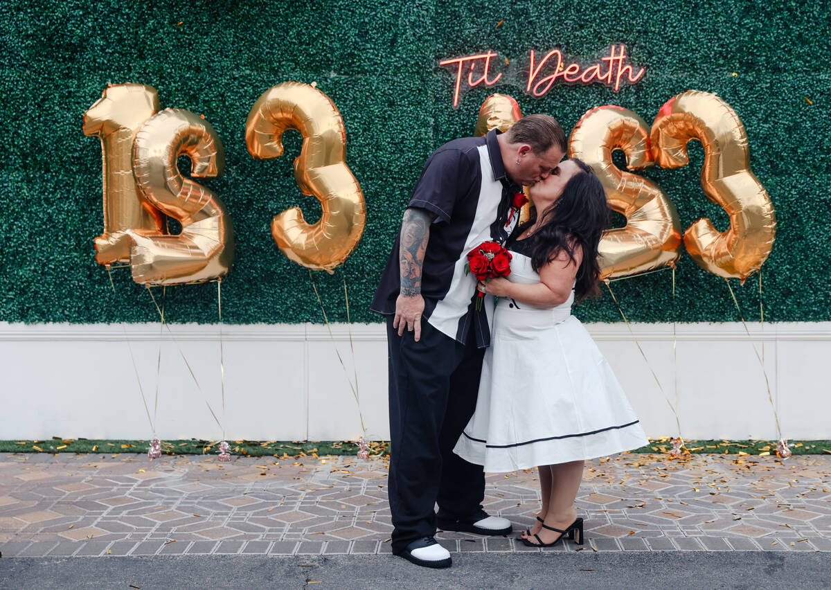 Billy Traughber kisses his new bride Karie Rockwood at the Viva Las Vegas Wedding Chapel in Las ...