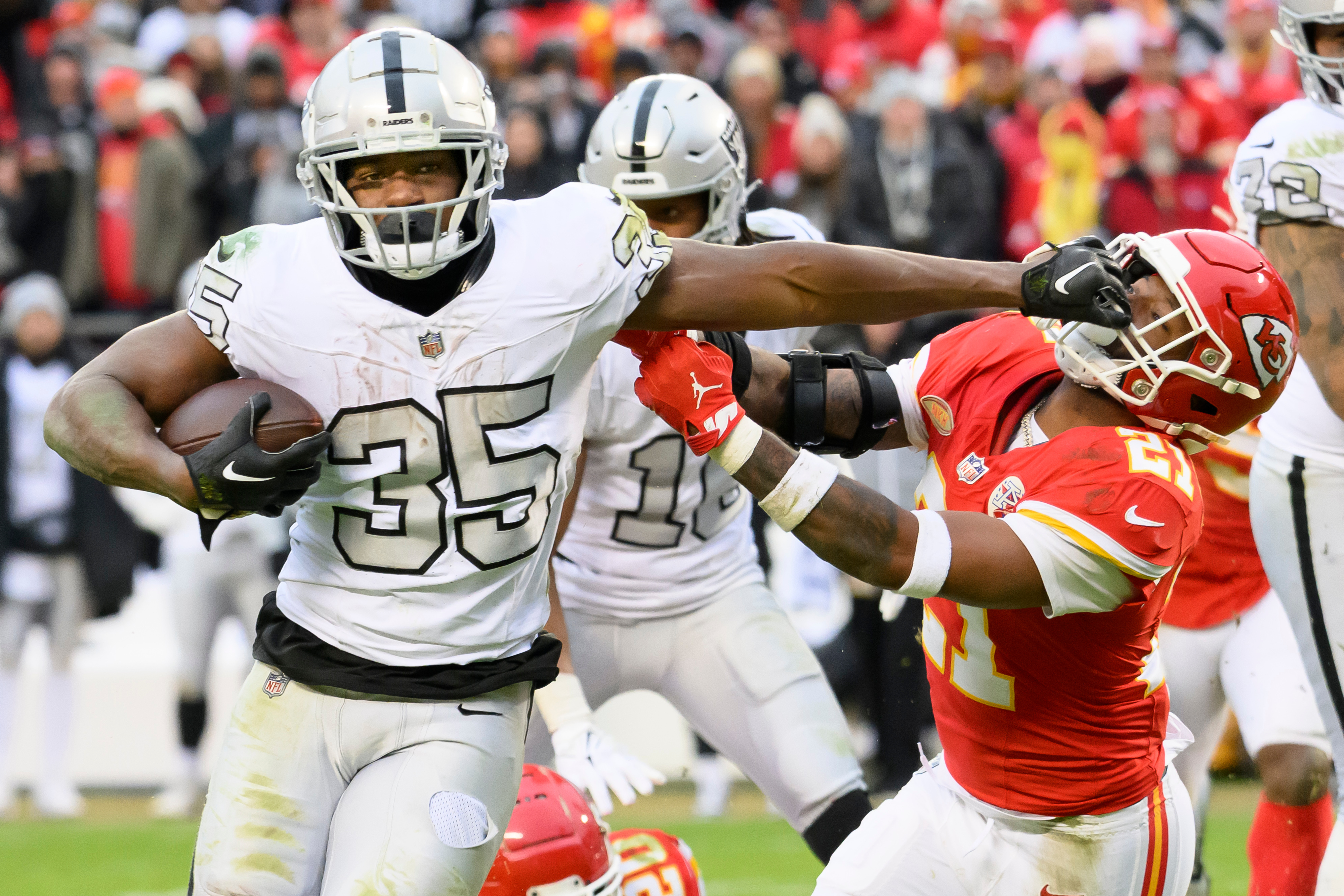 Raiders report: Zamir White owes offensive linemen Christmas presents