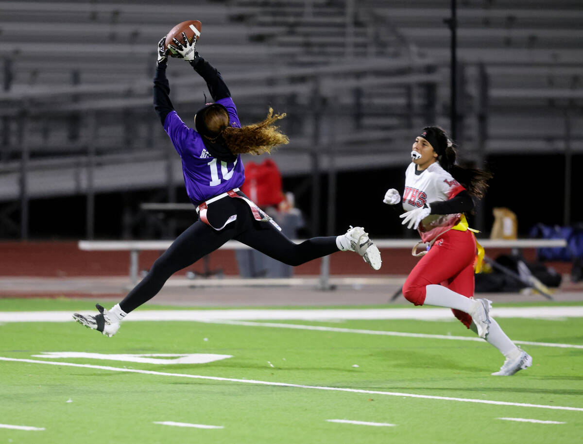 Desert Oasis’ Brooklin Hill (10) brings in a touchdown pass in front of Las Vegas&#x2019 ...