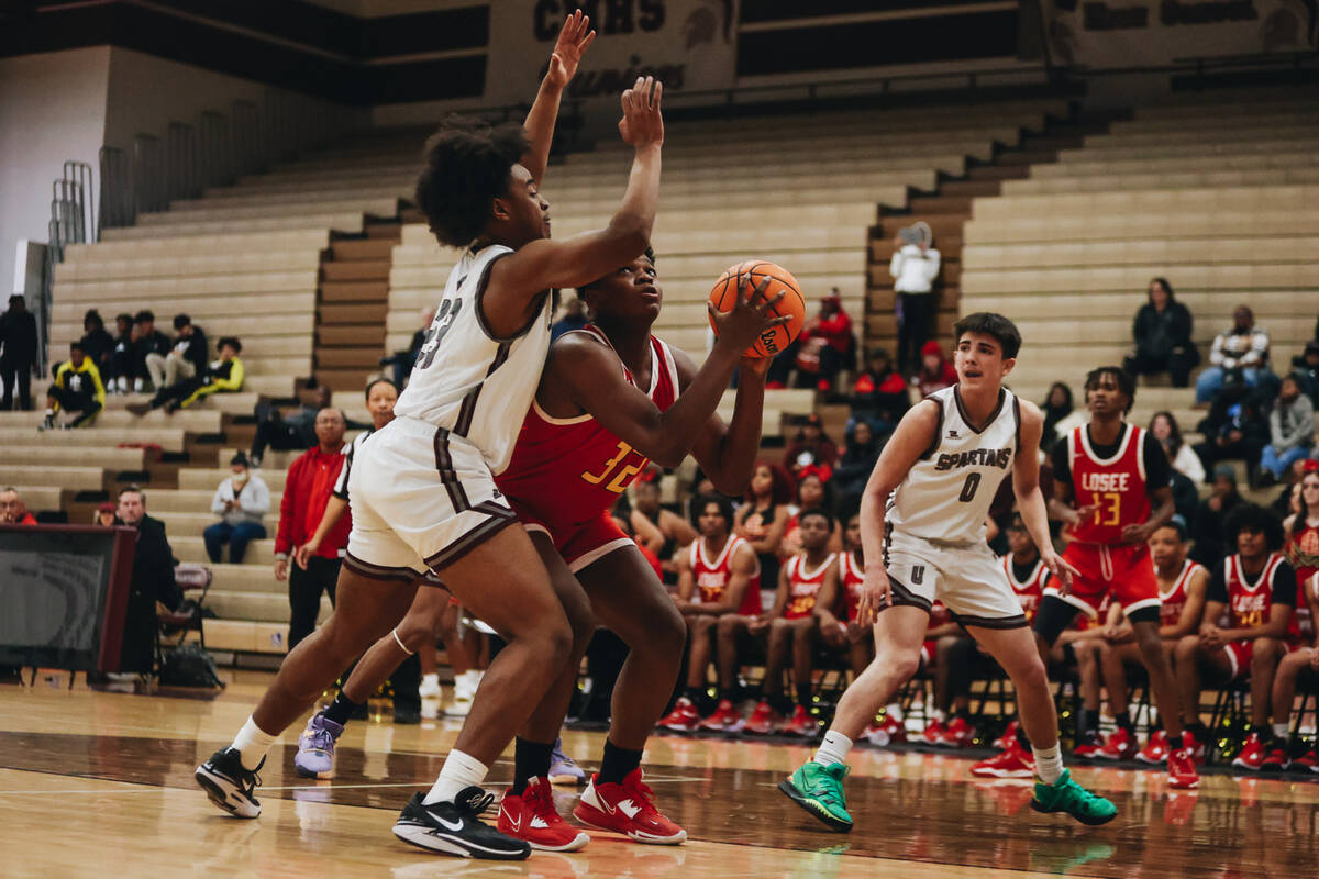 Somerset-Losee forward Malachi Richardson (32) looks to shoot the ball into the hoop during a g ...