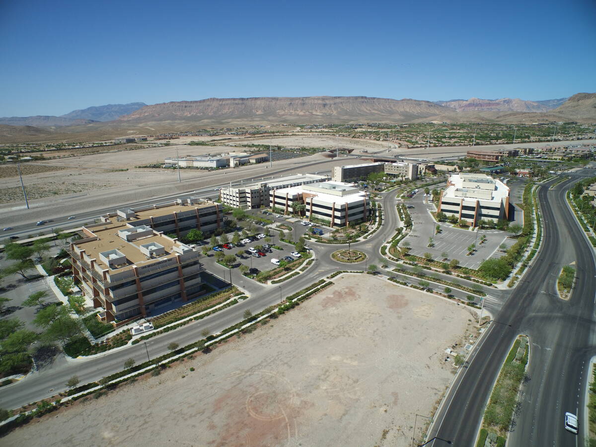 Roseman University is looking to expand its Summerlin campus by developing 32 acres of land. (R ...