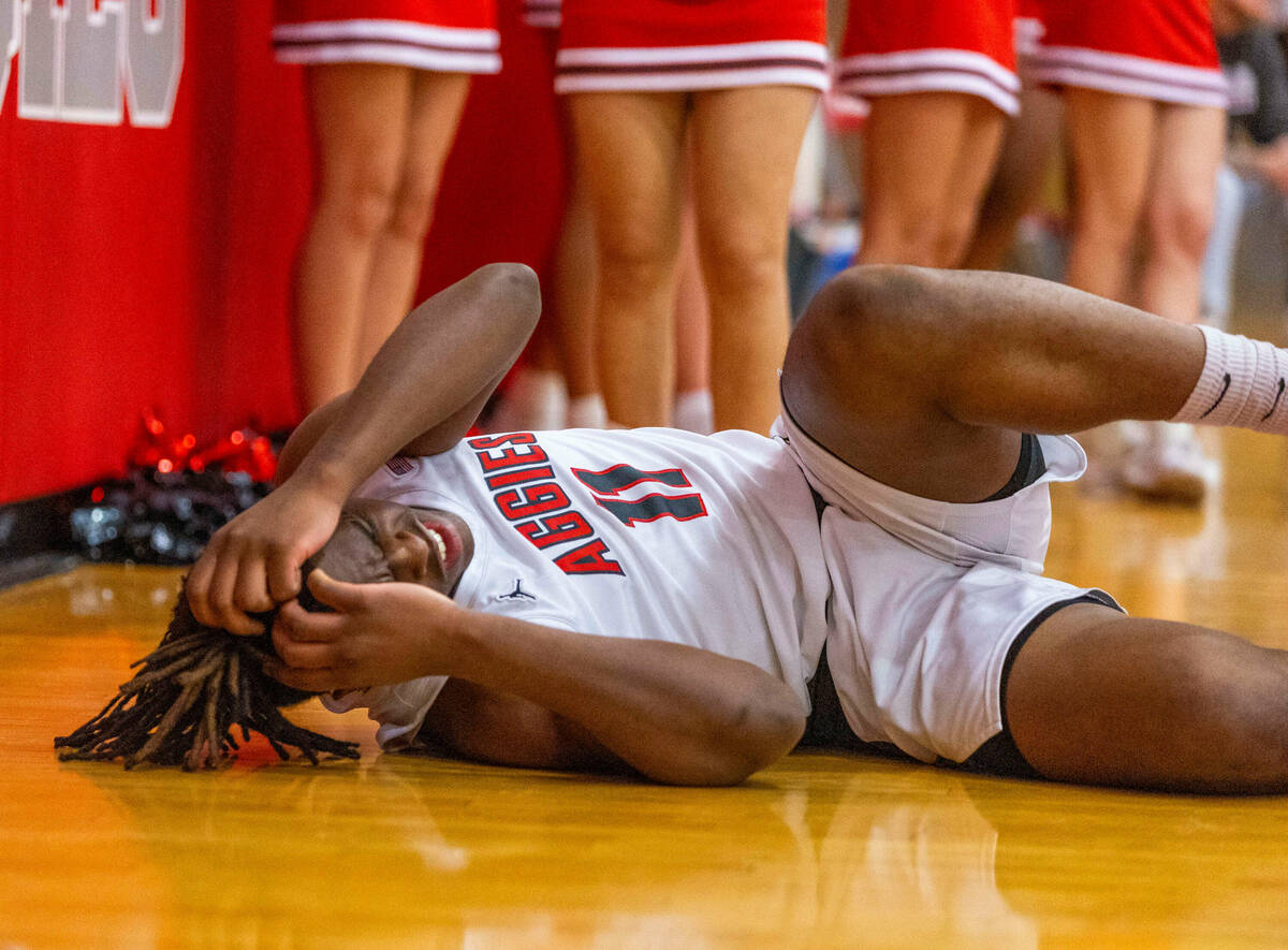 Arbor View forward Brian “Chef” Townsend (11) reacts to a hard foul by Bishop Gor ...