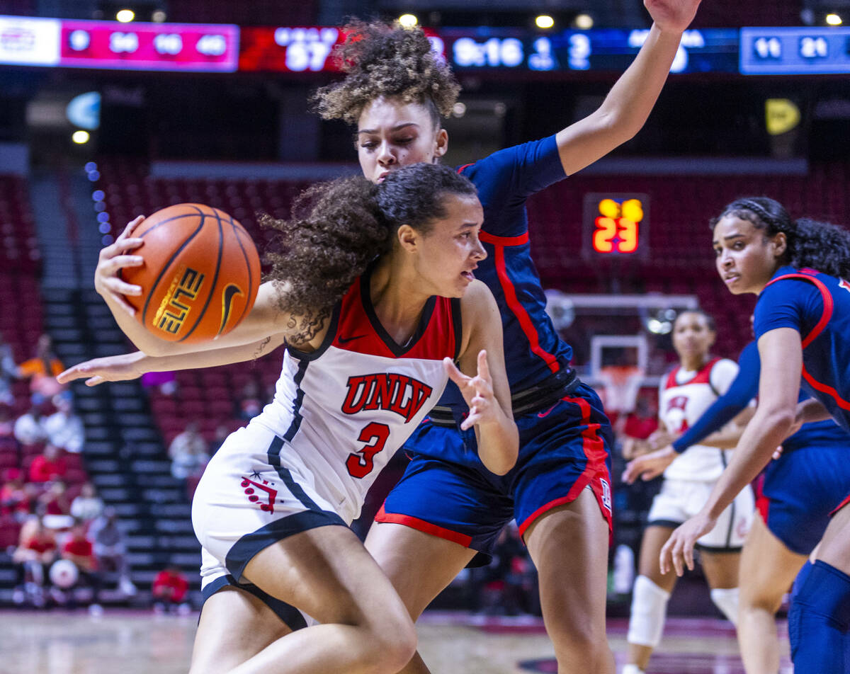 UNLV Lady Rebels guard Kiara Jackson (3) drives the lane on Arizona Wildcats guard Jada William ...