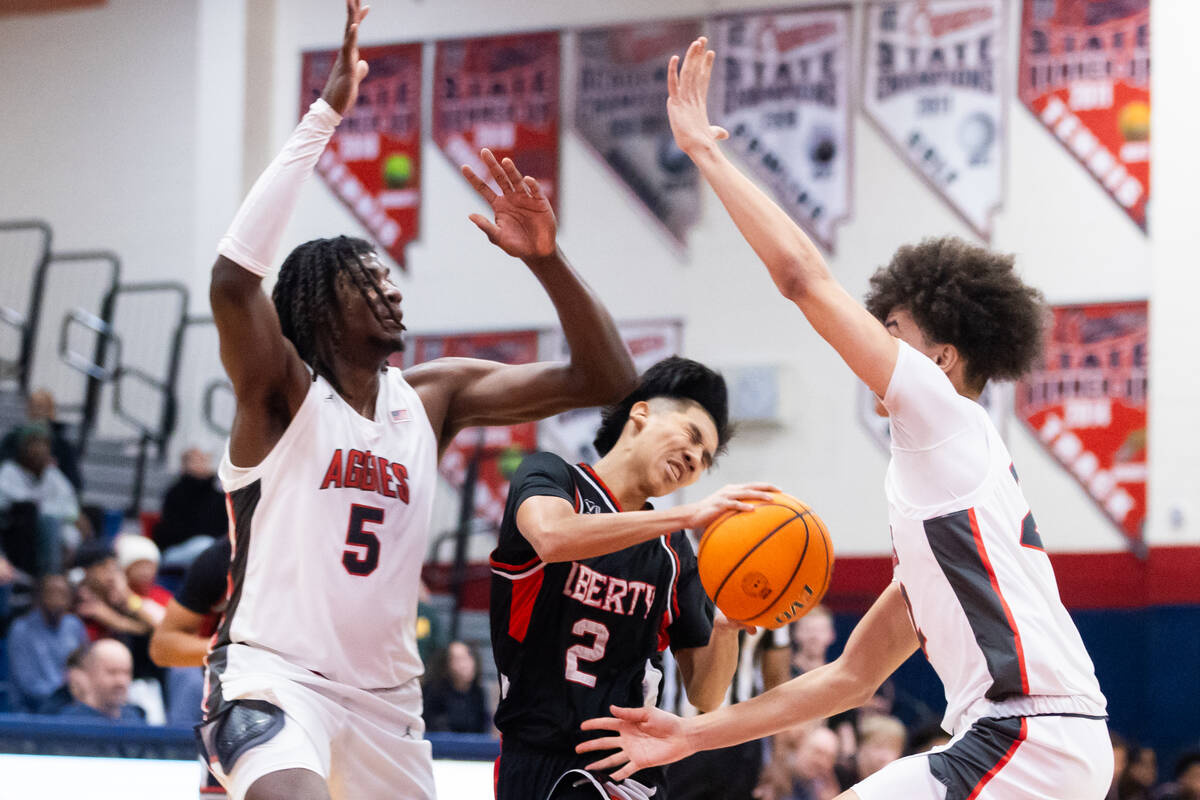 Liberty’s Jace Aquiningoc (2) attempts to move ht ball part Arbor View’s Sebastia ...