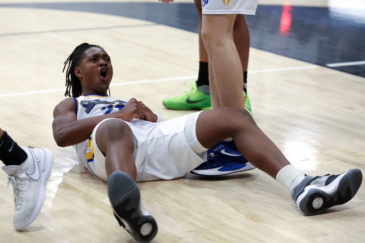 Sierra Vista forward Darius Ruffin (20) celebrates after scoring and Clark was charged with a f ...