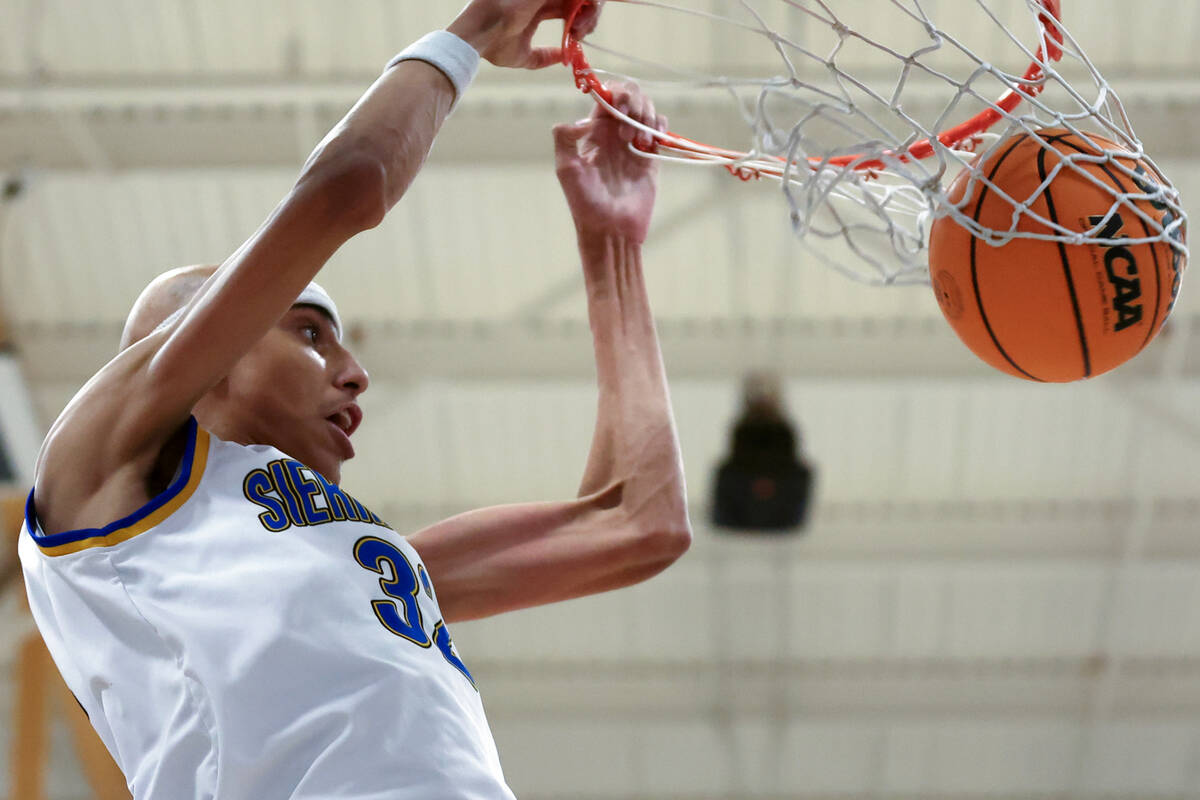 Sierra Vista center Xavion Staton (32) dunks during the first half of a high school basketball ...