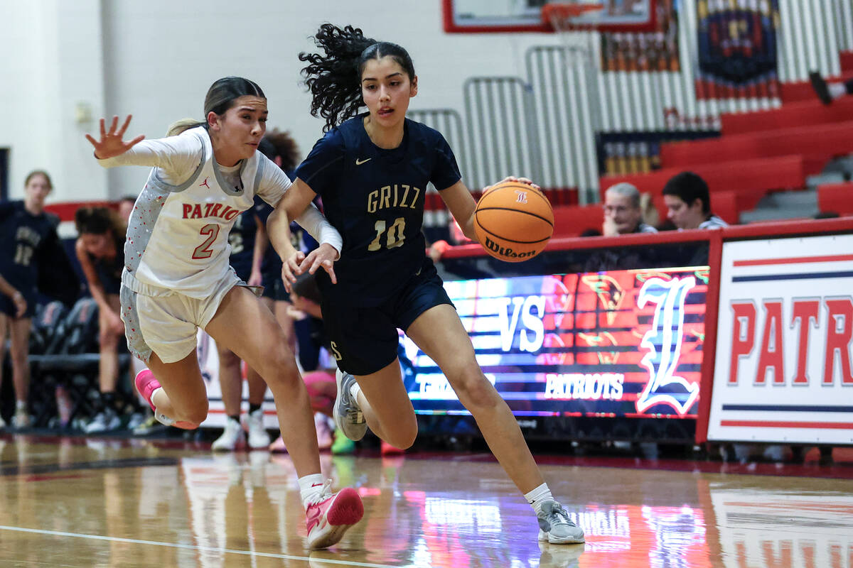 Spring Valley's Melanie Ortiz (10) dribbles against Liberty's Lillian Hastings (2) during the f ...