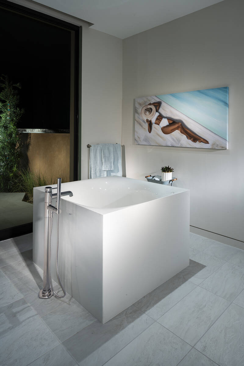 The master bath has a square tub. (Levi Ellyson/501 Studios, courtesy Pro Builder Media)