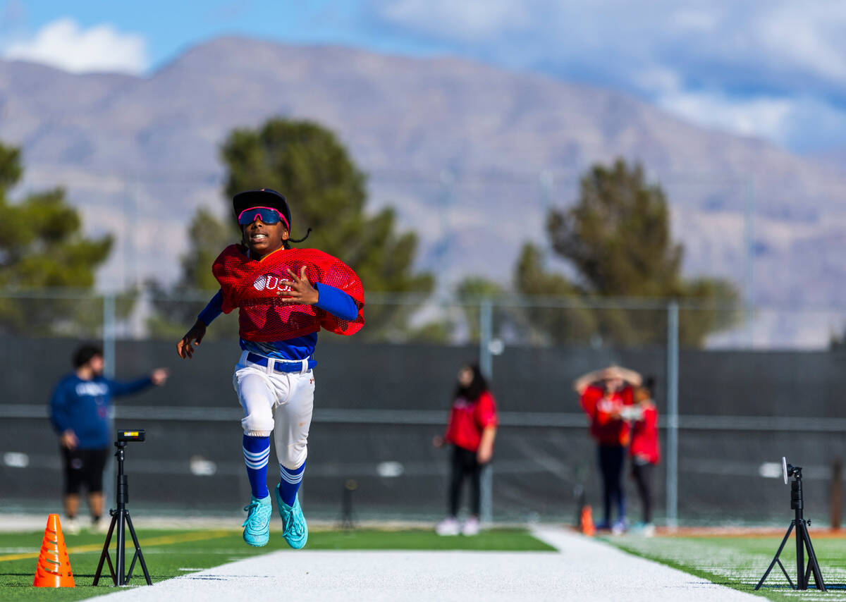 Gerald Owens III of Las Vegas, a 10/11-year-old boy's contestant, runs the 40-yard dash during ...