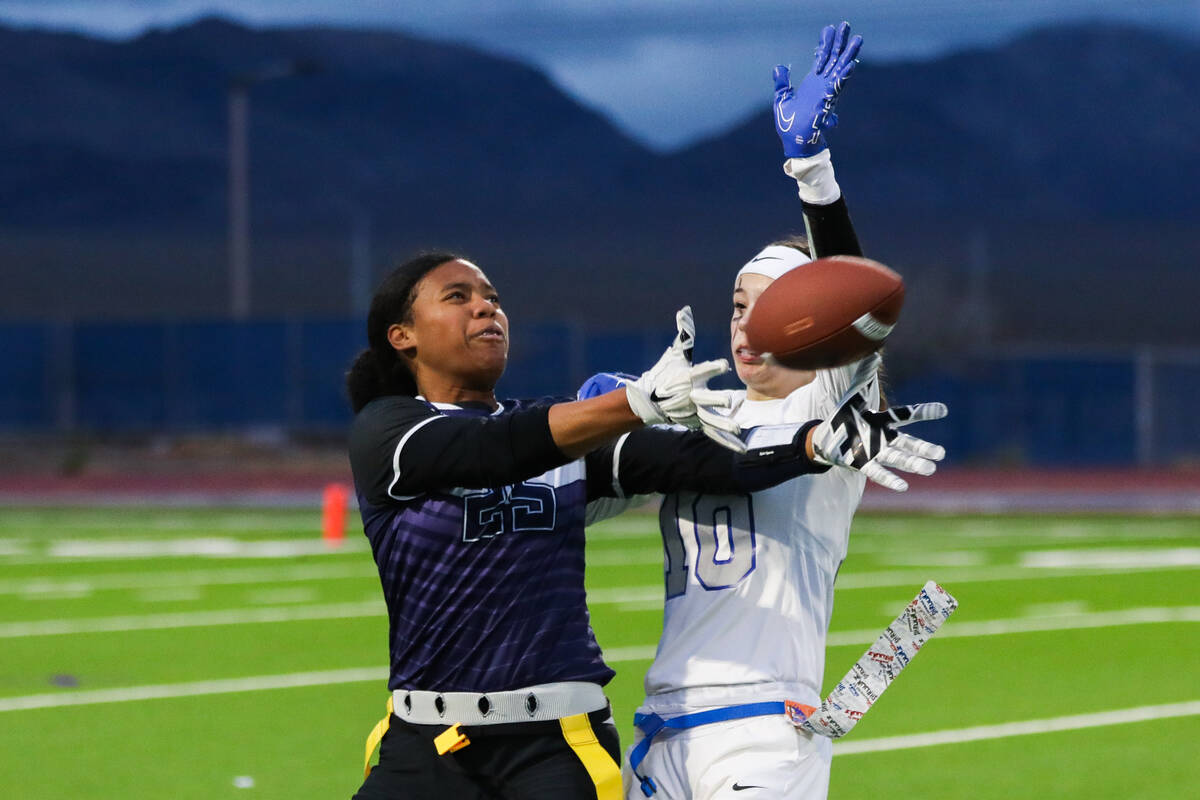 Shadow Ridge’s Jyniah Sanders (25) catches the ball as Bishop Gorman’s Brie Wagne ...