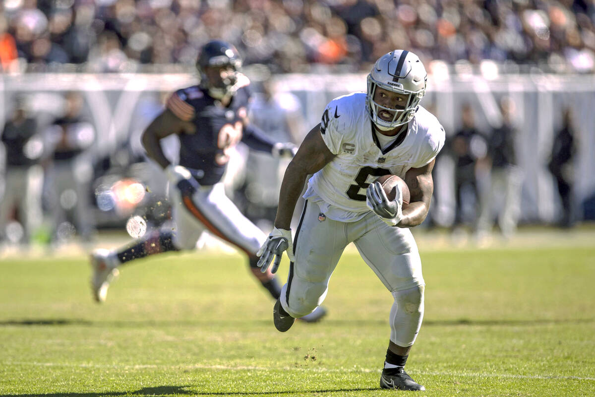 Raiders running back Josh Jacobs (8) runs with the football against the Chicago Bears during th ...