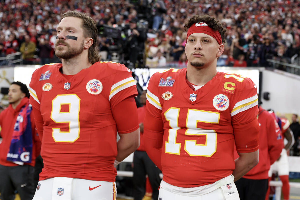 Kansas City Chiefs quarterback Blaine Gabbert (9) and Kansas City Chiefs quarterback Patrick Ma ...