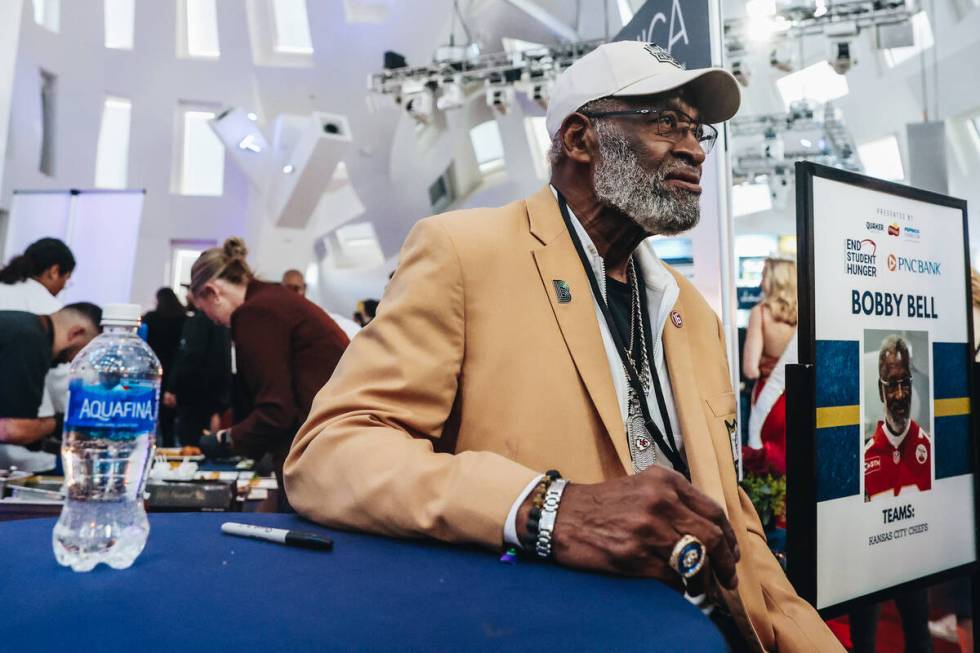 Former Kansas City Chiefs player and NFL Pro Hall of Famer Bobby Bell speaks to fans at the Tas ...