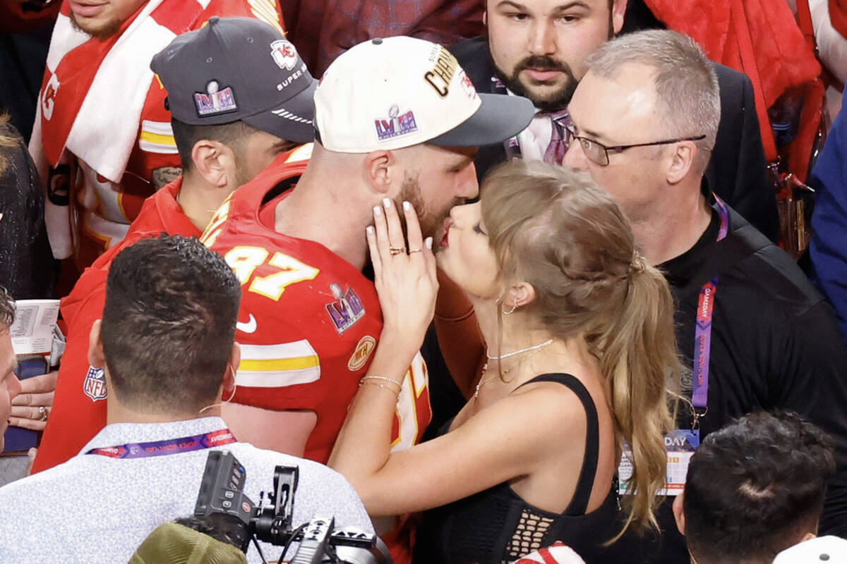 Kansas City Chiefs tight end Travis Kelce (87) and Taylor Swift celebrate the Chiefs victory ov ...