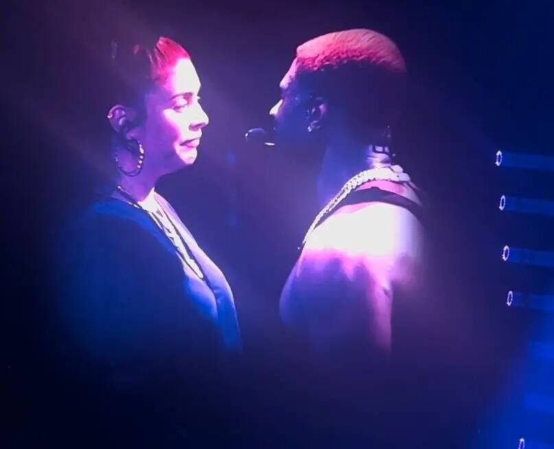 Usher y su novia, Jennifer Goicoechea, comparten un momento en el Dolby Live at Park MGM, el mi ...