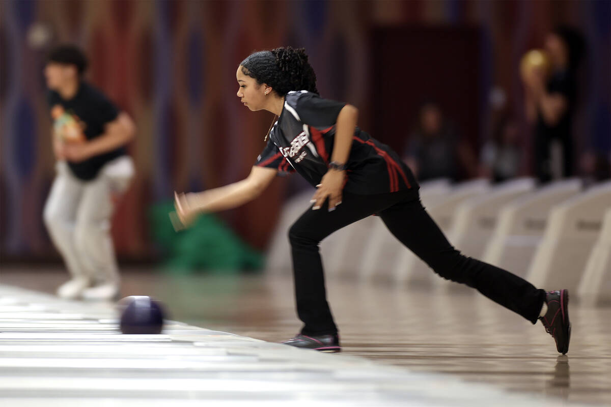 Desert Oasis’ Desirae Hunt delivers the ball during the Class 5A state bowling champions ...