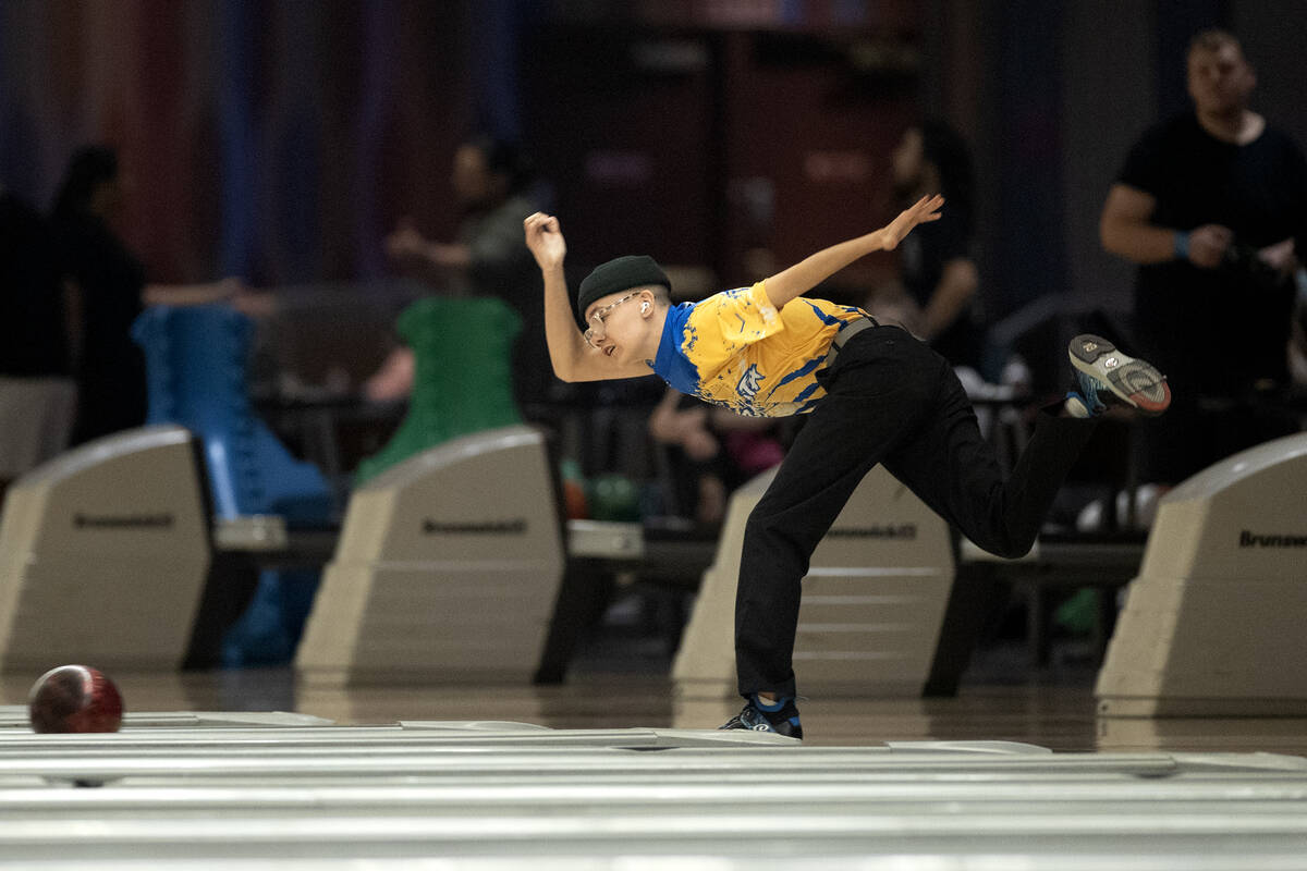 Sierra Vista’s Xander Corrall delivers the ball during the Class 5A state bowling champi ...