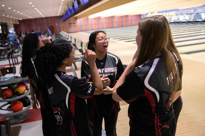 Desert Oasis celebrates after winning during the Class 5A state bowling championship against Ce ...