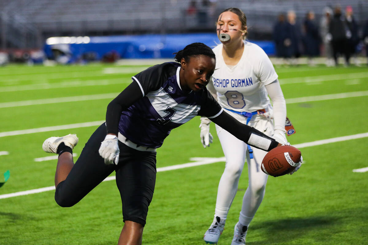 Shadow Ridge’s Kyla Moore (3) runs the ball down the field during a flag football game b ...