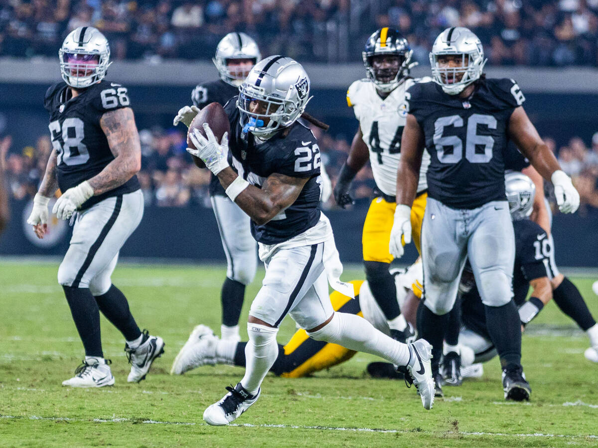Raiders running back Ameer Abdullah (22) pulls in a reception on the run against the Pittsburgh ...