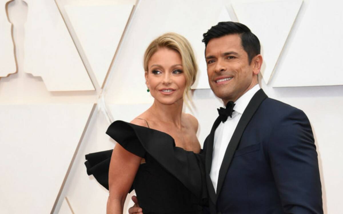 Kelly Ripa, left, and Mark Consuelos arrive at the Oscars on Sunday, Feb. 9, 2020, at the Dolby ...