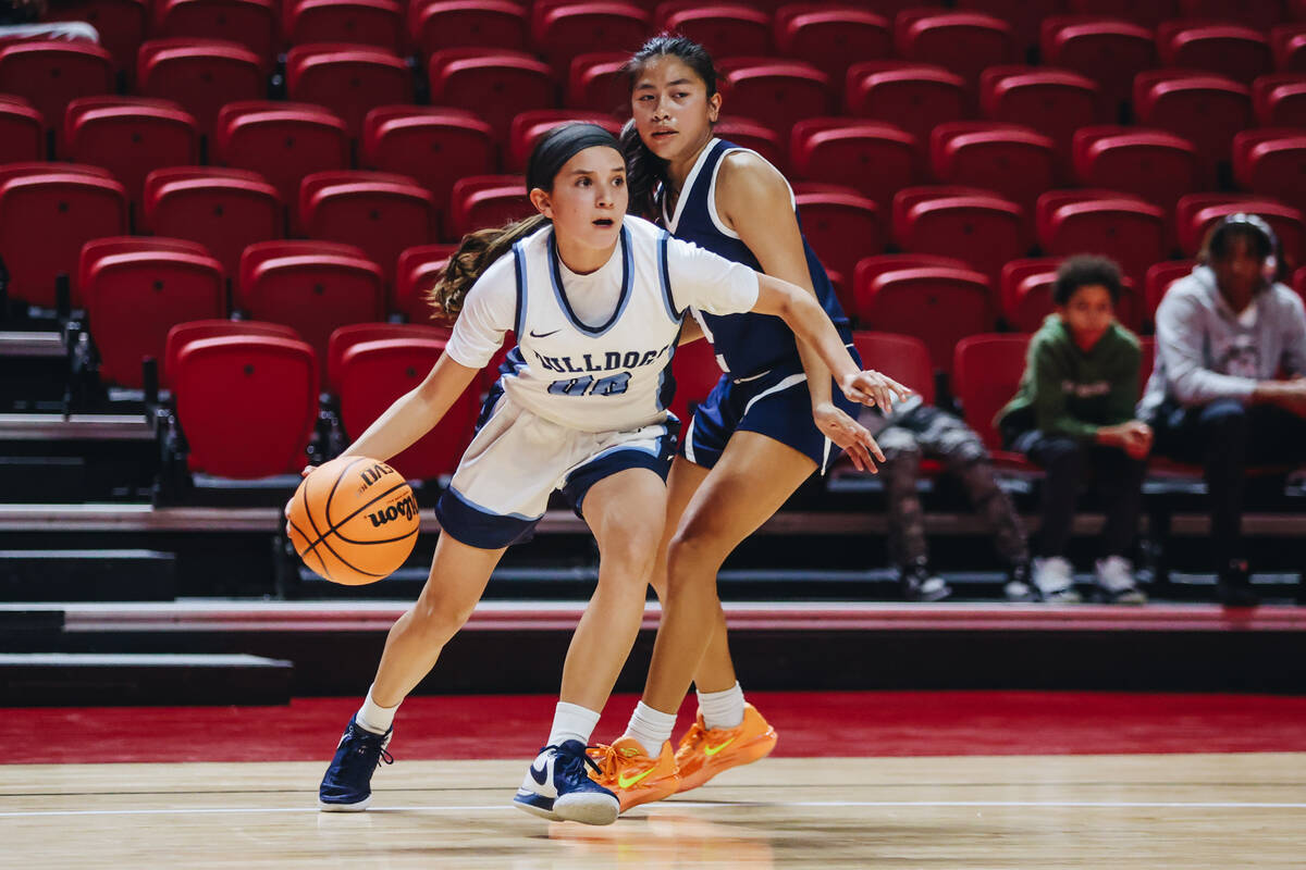 Centennial’s Bella Crawford (0) drives the ball to the hoop during a Class 5A girls basketbal ...