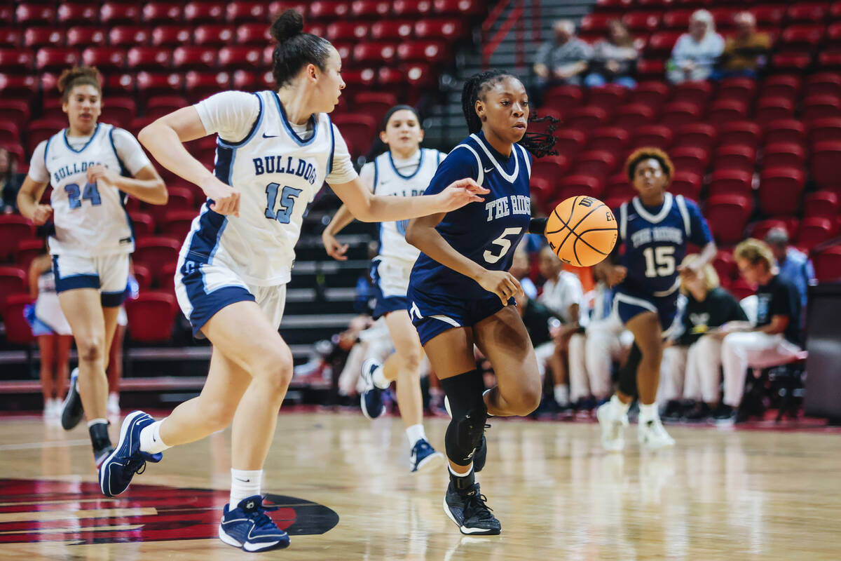 Shadow Ridge’s Zh’mya Martin (5) drives the ball down the court during a Class 5A girls bas ...