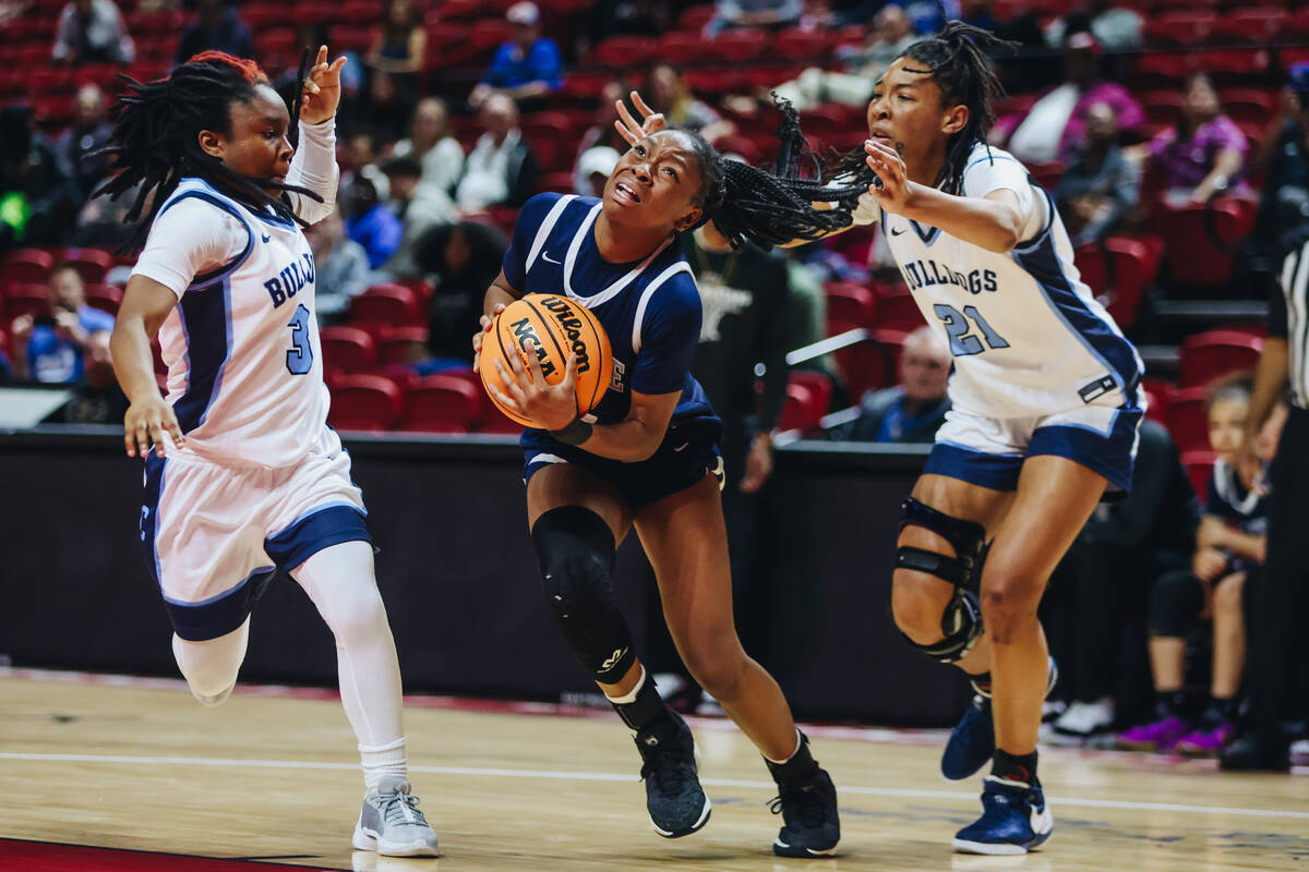 Shadow Ridge’s Zh’mya Martin (5) drives the ball to the hoop during a Class 5A girls basket ...