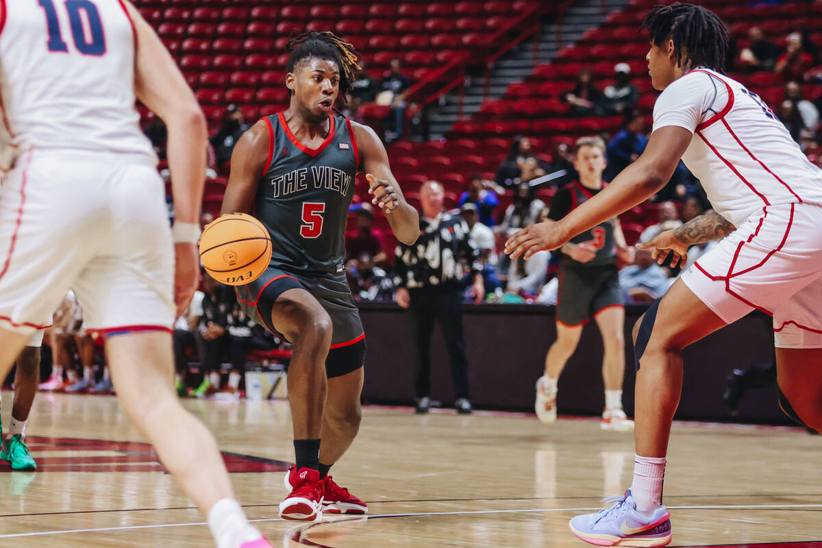 Arbor View’s Pharaoh Compton (5) drives his way to the basket during a Class 5A boys basketba ...