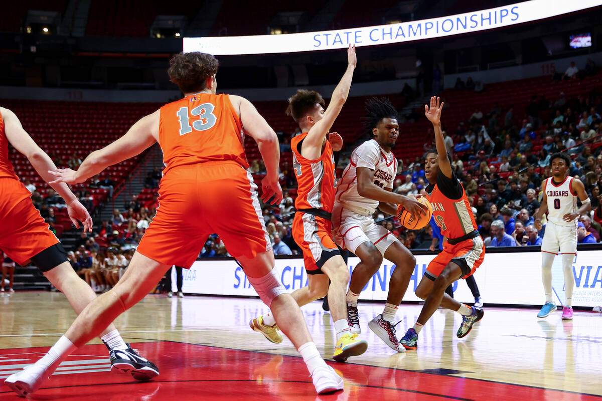 Coronado's Josiah Cunningham (23) drives b between Bishop Gorman's Ryder Elisaldez (24) and Nic ...