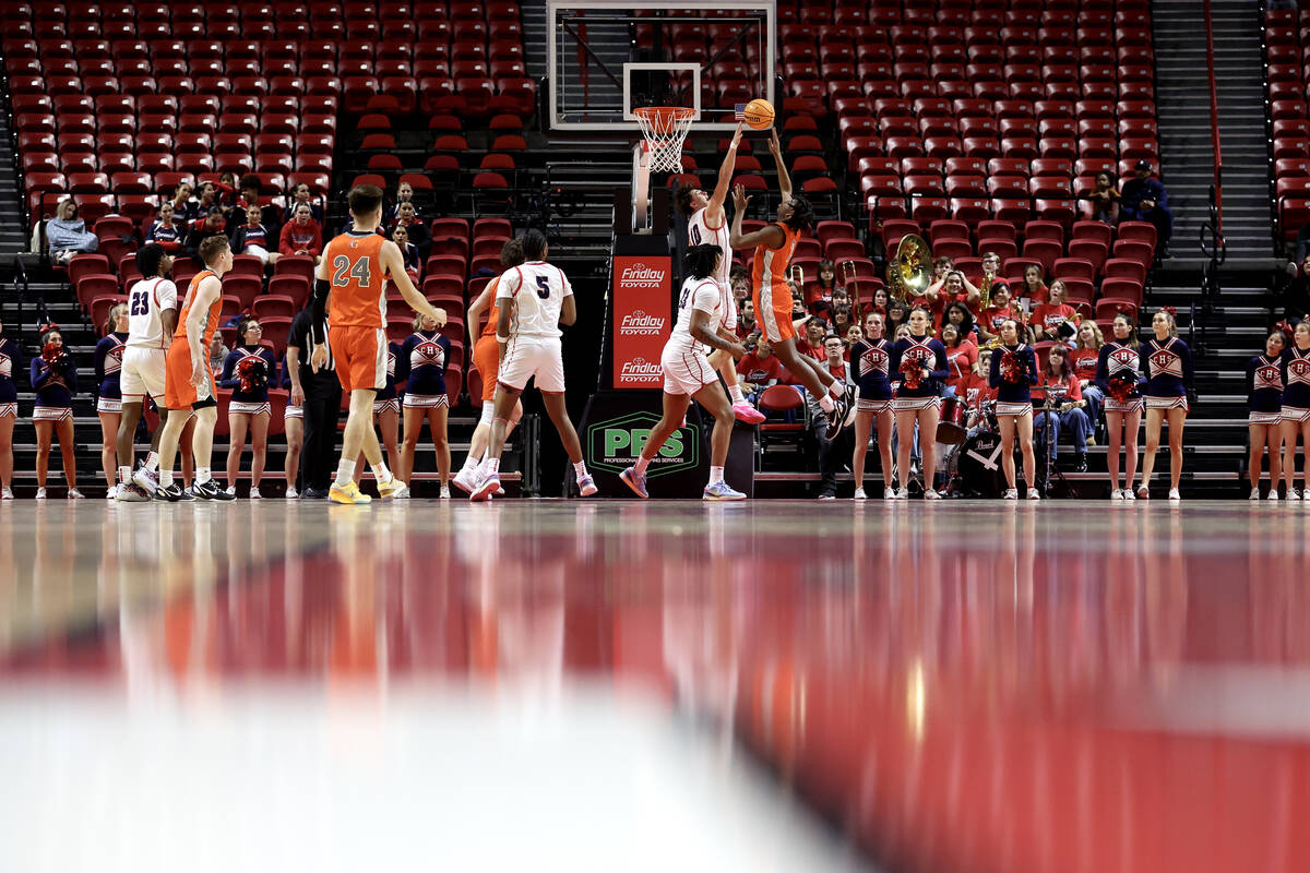 Coronado's JJ Buchanan (10) and Bishop Gorman's Jett Washington (2) jump for a rebound during t ...