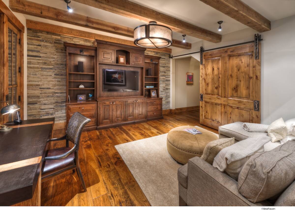 A sitting area. (Vance Fox)