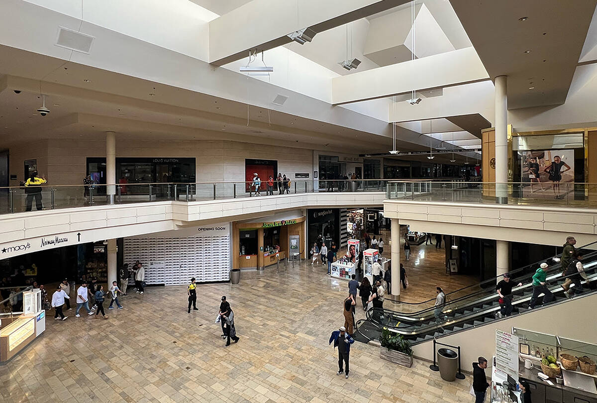 Hallway lights are out at Fashion Show Mall on Saturday, March 2, 2024. (Caitlin Lilly/Las Vega ...