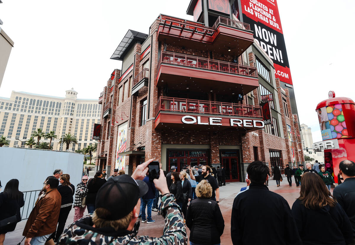 Guests line up on opening day for Ole Red Las Vegas, a restaurant, bar and live music venue by ...