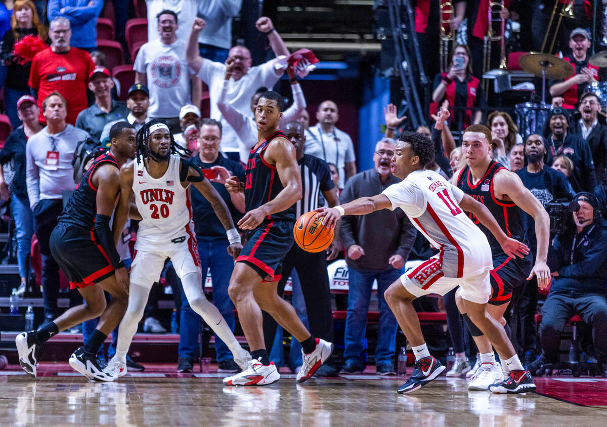 UNLV guard Dedan Thomas Jr. (11) grabs a pass from forward Keylan Boone (20) after a critical r ...