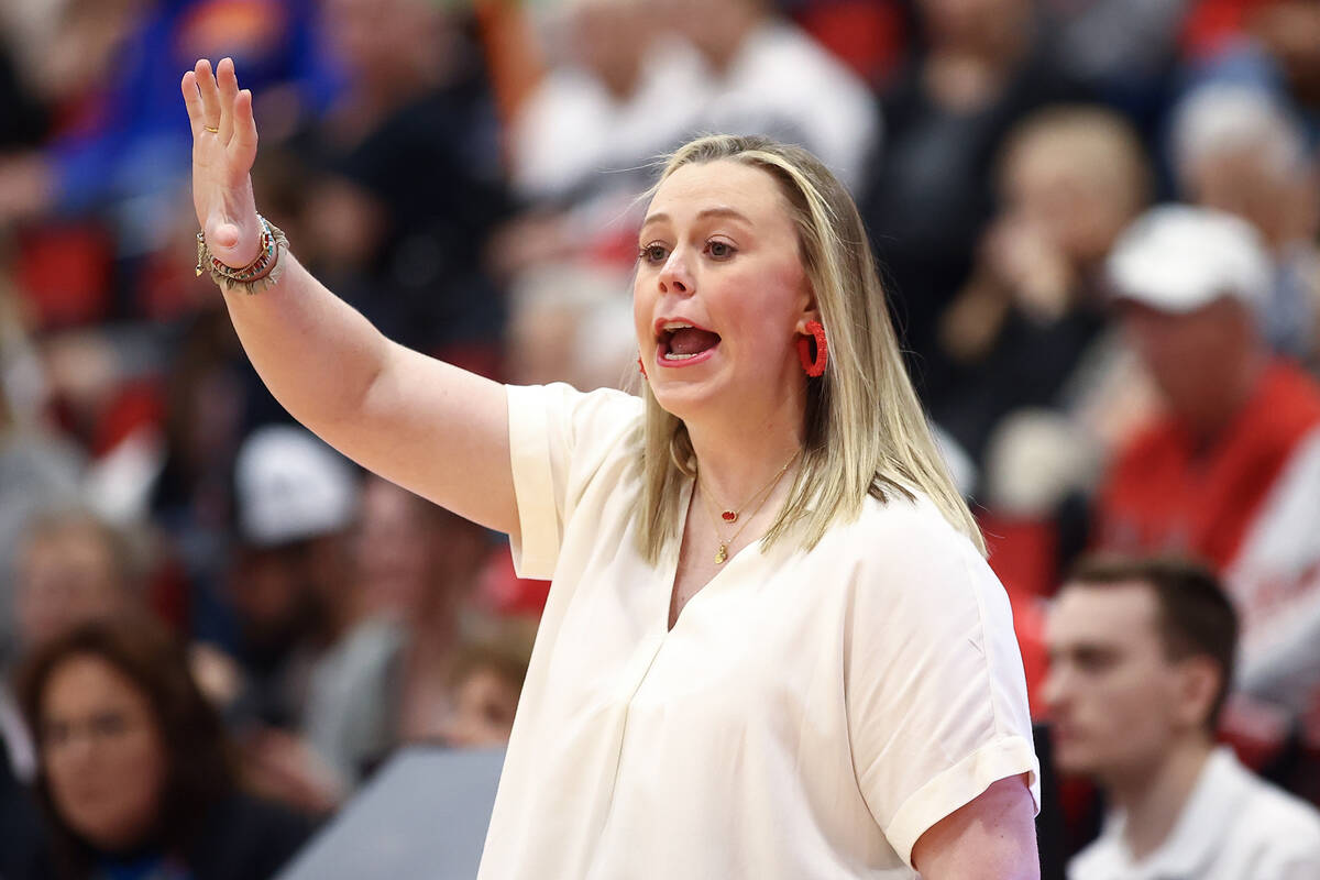 UNLV Lady Rebels head coach Lindy La Rocque shoots from the sidelines during the second half of ...