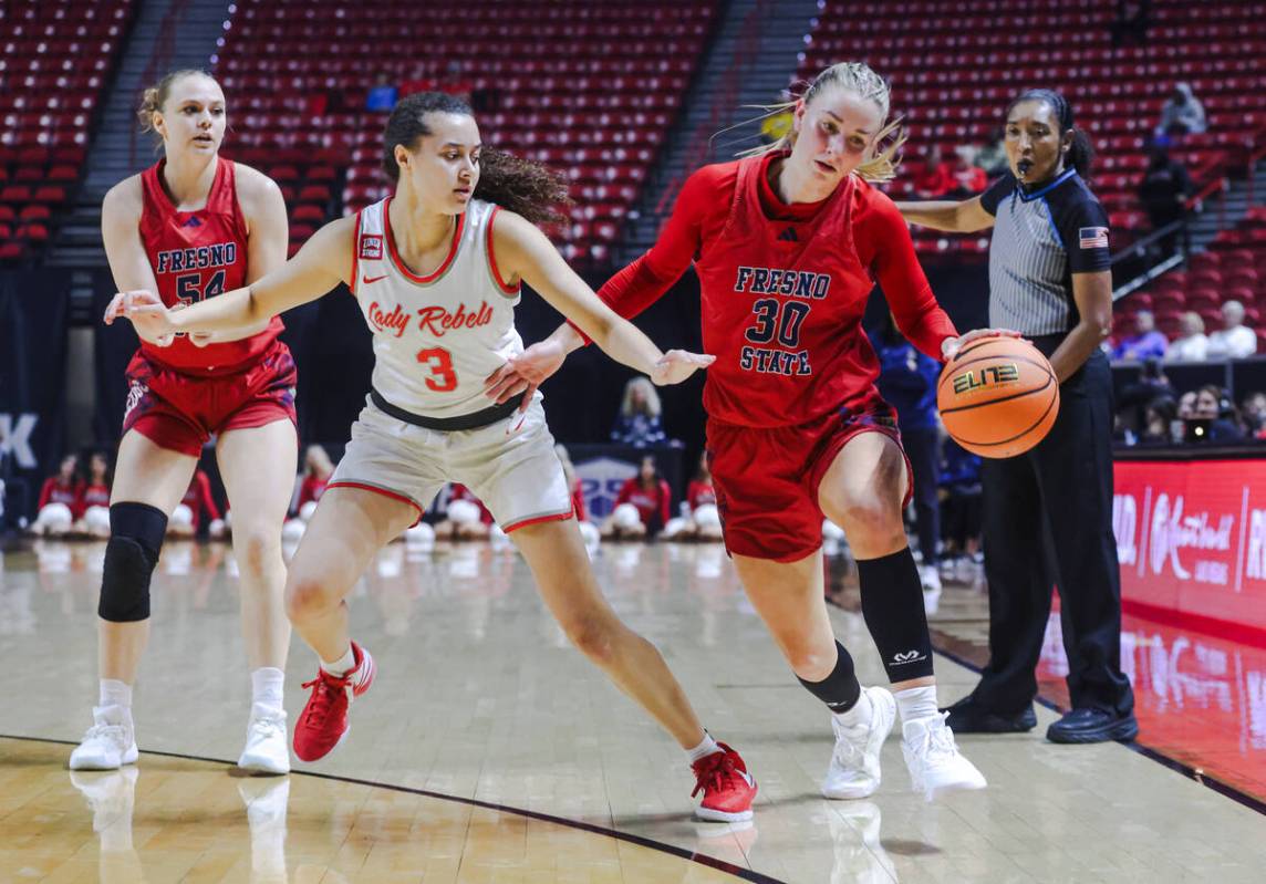 Fresno State’s forward Kylee Fox (30) dribbles past UNLV’s guard Kiara Jackson (3 ...